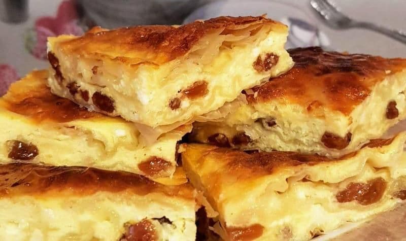 Plăcintă cu brânză dulce și stafide
