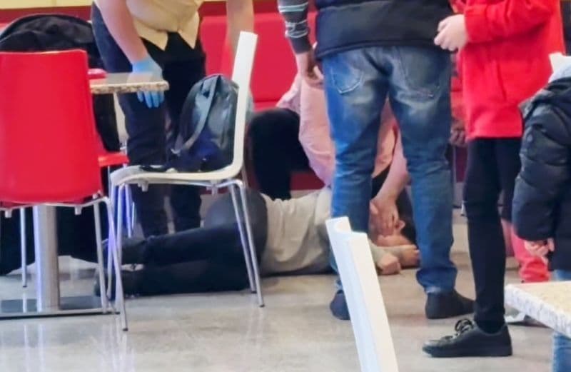 Experiment social la Botoșani: O persoană a simulat că s-a înecat cu mâncare pentru a observa reacția celor din jur