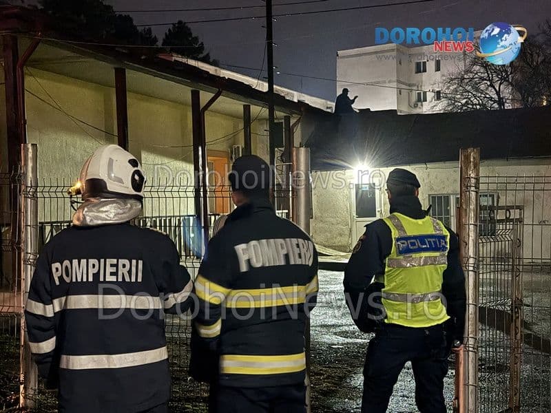 Desfășurare de forțe la Dorohoi după ce un bărbat a amenințat că se aruncă în gol de pe acoperișul unui imobil - FOTO