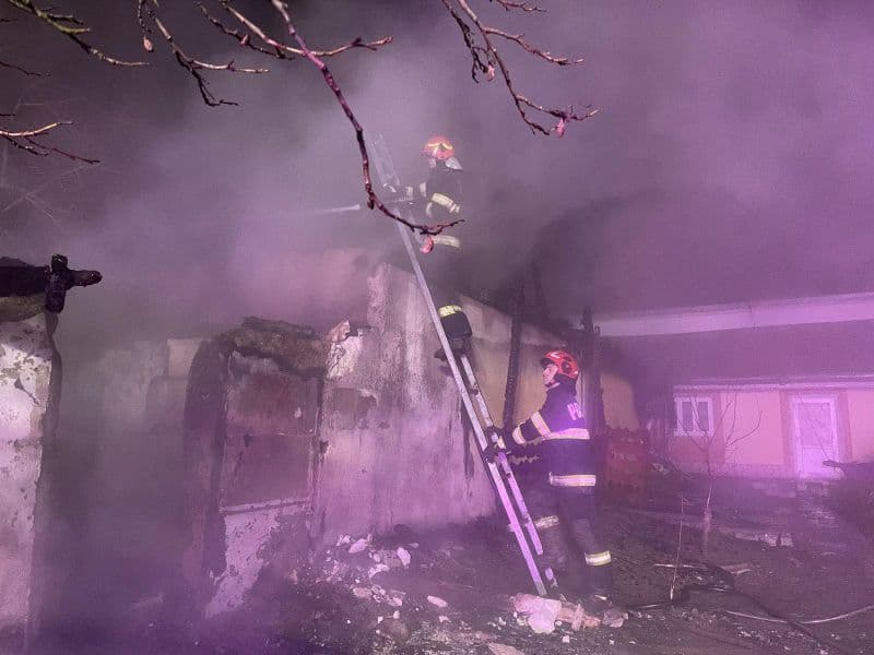 Incendiu violent la Vorniceni. O casă a fost cuprinsă de flăcări din cauza unui scurtcircuit