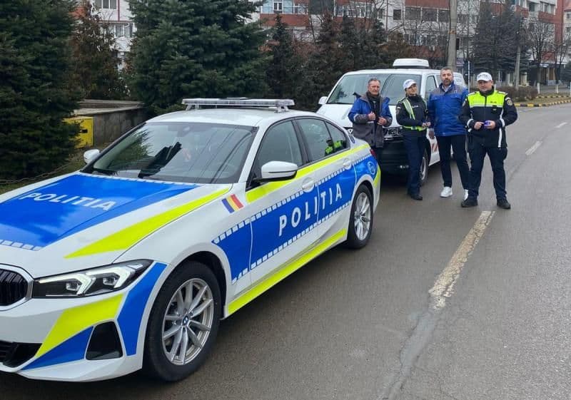 Mărțișoare oferite în trafic de polițiștii rutieri împreună cu reprezentații Registrului Auto Român