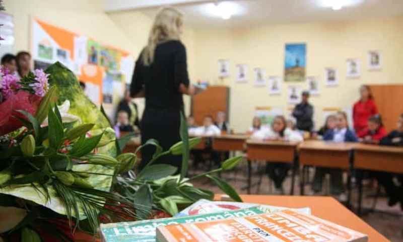 Reacția Ministerului Educaţiei privind cadourile scumpe de 8 Martie în şcoli: Avem o lege, să o respectăm!