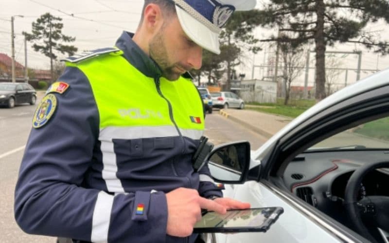 Peste 70 de permise de conducere și certificate de înmatriculare reținute de polițiști în weekendul care a trecut