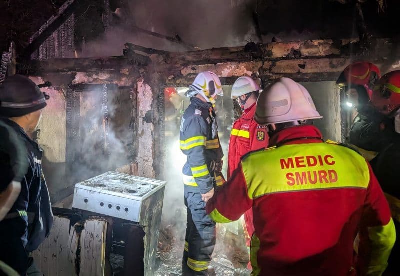 Tragic! Femeie de 46 de ani găsită decedată într-o anexă cuprinsă de flăcări