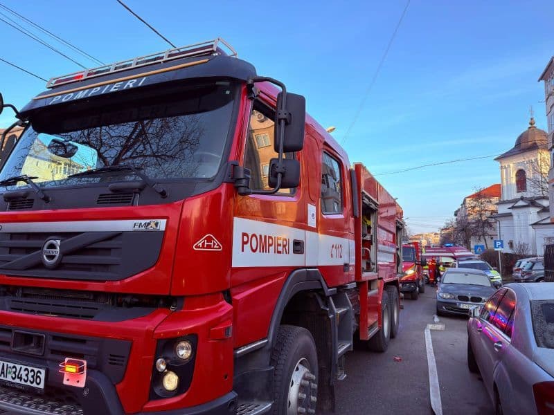 Incendiu izbucnit la o casă din Botoșani. Proprietara și fiul ei au suferit atacuri de panică
