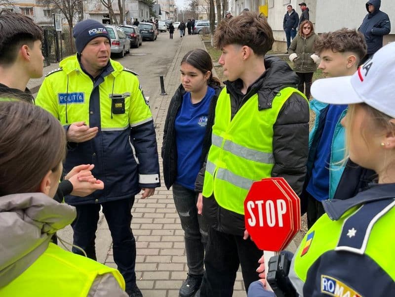 Activitate de educație rutieră - Patrula școlară în zona Școlii Gimnaziale „Mihail Kogălniceanu” Dorohoi