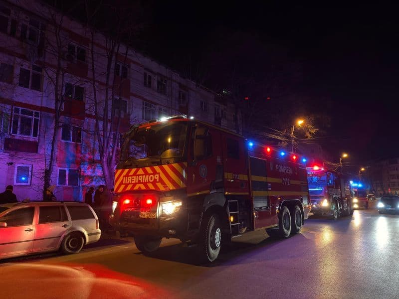 Mai multe bunuri dintr-o garsonieră situată într-un bloc din Botoșani cuprinse de flăcări