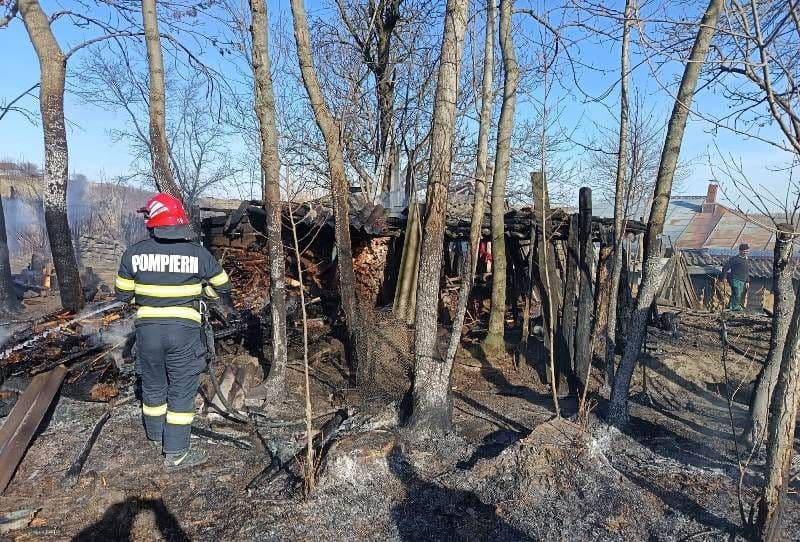 Incendiu puternic într-o gospodărie din Copălău. Proprietara a suferit un atac de panică