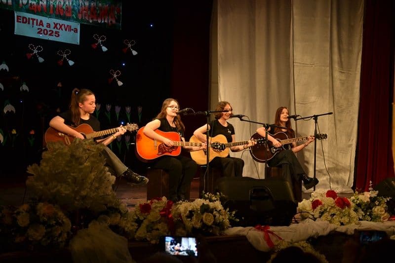 Sala Teatrului Dorohoi, gazdă pentru prima seară a Spectacolului omagial „Flori pentru mama”, ediţia a XXVII-a - FOTO