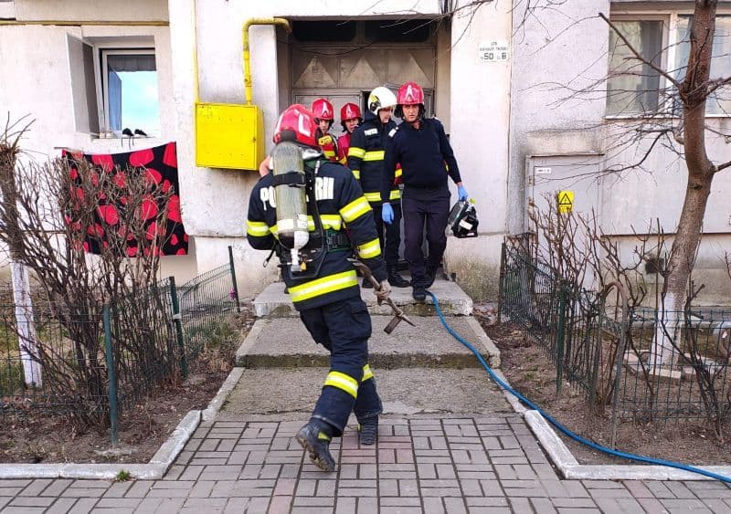 Bucătărie cuprinsă de flăcări într-un bloc din Botoșani din cauza unui scurtcircuit