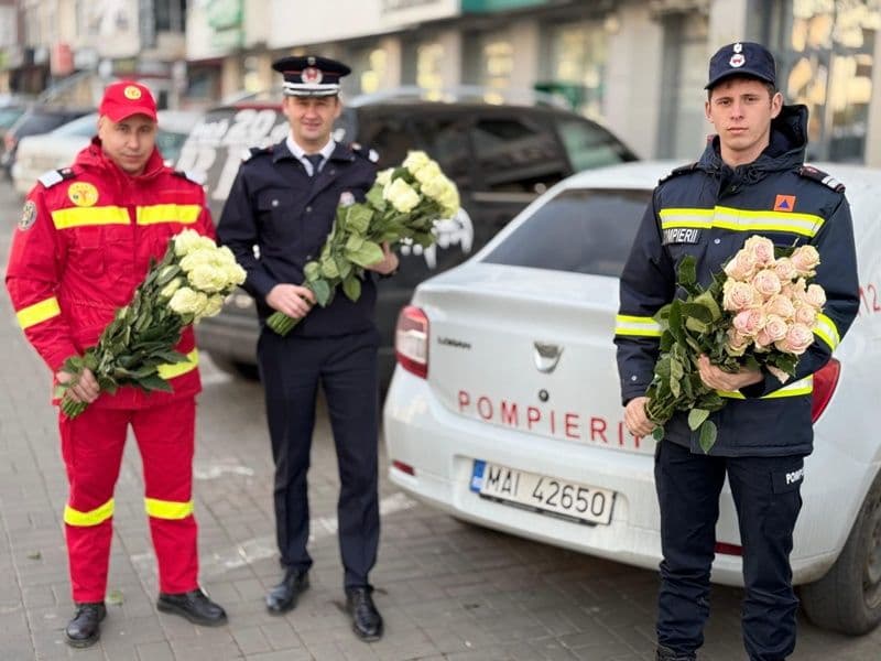 Flori și zâmbete oferite de pompierii botoșăneni - FOTO