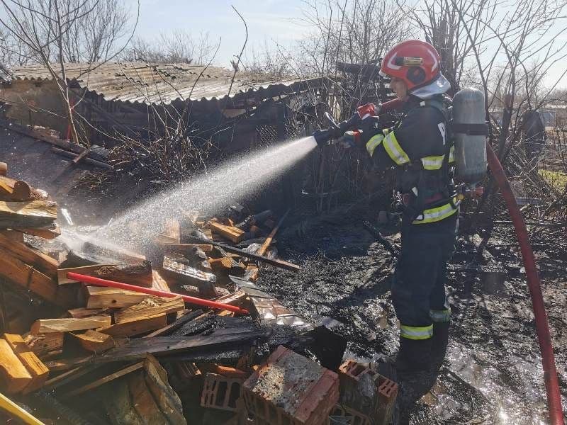 Nu distrugeți vegetația uscată prin ardere: pericol de incendiu! 