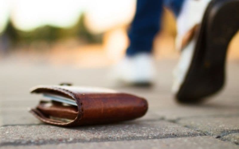 Portofel cu documente și o sumă de bani predat Poliției Locale de un cetățean dorohoian