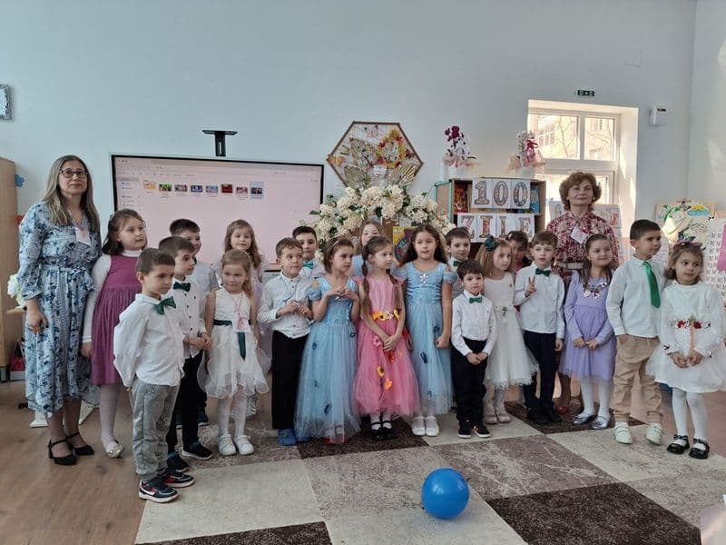 „100 de zile de școală” sărbătorite de elevii clasei pregătitoare A de la Școala „A. I. Cuza” Dorohoi - FOTO