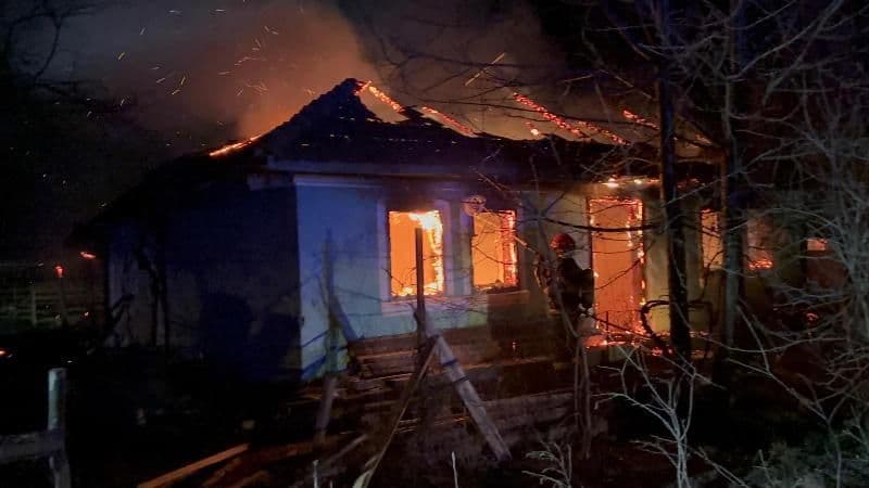 Tragedie la Mitoc: doi bărbați găsiți decedați într-o casă cuprinsă de flăcări 