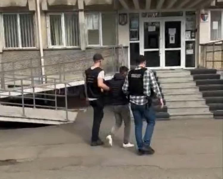Bărbați reținuți pentru furturi din stații peco. Percheziții desfășurate la locuințele lor