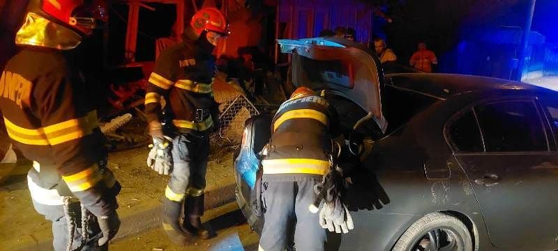 Un autoturism scăpat de sub control s-a oprit într-o casă din Botoșani