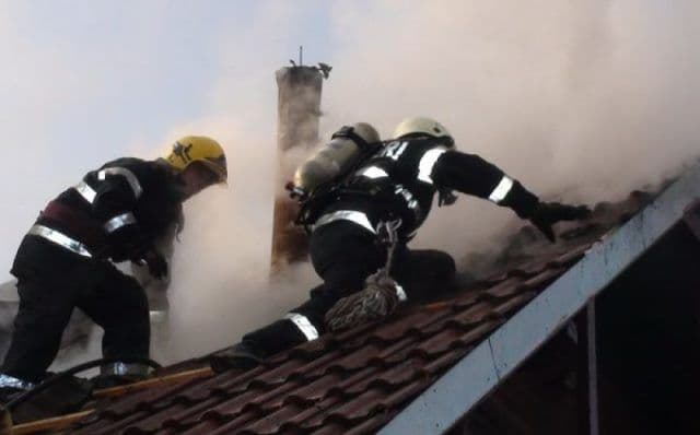Gospodărie în pericol după ce a luat foc cenușa din interiorul coșului de fum