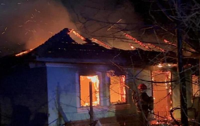 Două adăposturi de animale au fost cuprinse de flăcări la Dragalina