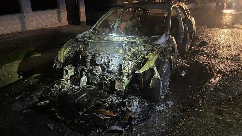 Un autoturism parcat pe un drum din județ a ars în totalitate