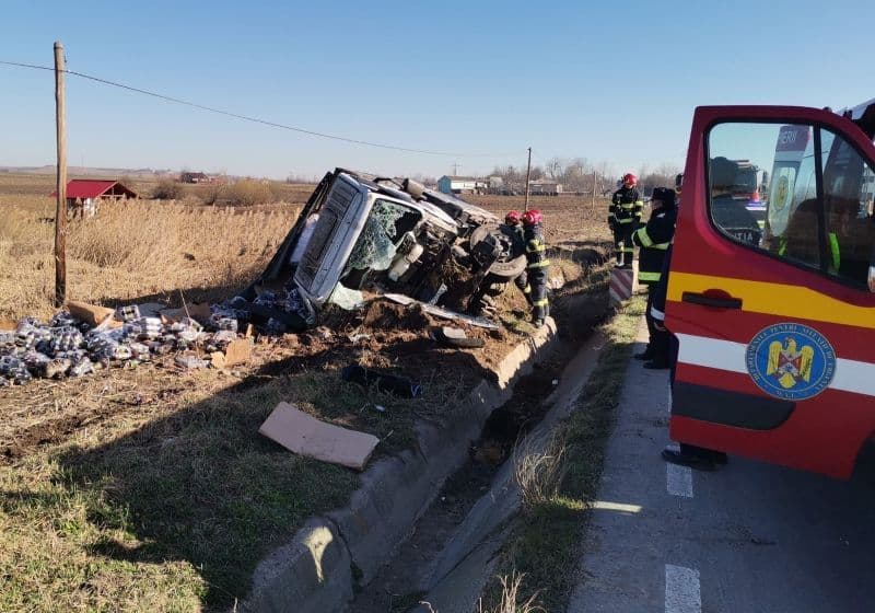 Accident! Bărbat rănit după ce s-a răsturnat cu camionul în afara părții carosabile
