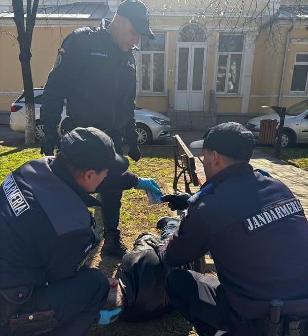 Bărbat inconștient ajutat de jandarmi. A fost transportat la spital 