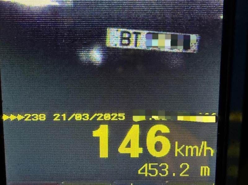 Șofer prins de polițiști gonind cu 146 km/h în localitate