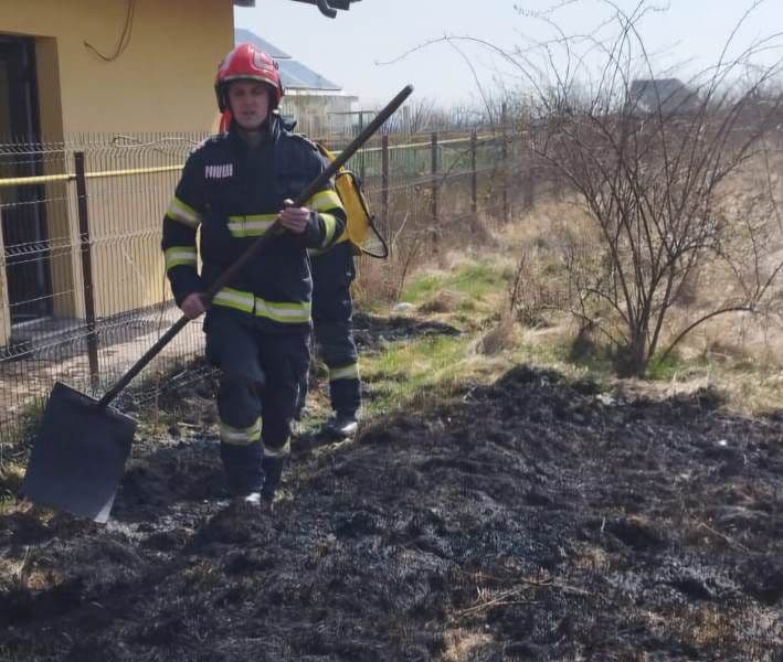Pompierii au intervenit la trei incendii de vegetație uscată care se puteau transforma în tragedii