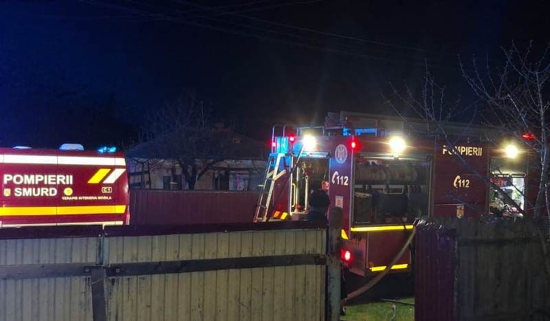 Bărbat de 74 de ani găsit decedat în holul casei în urma unui incendiu - FOTO