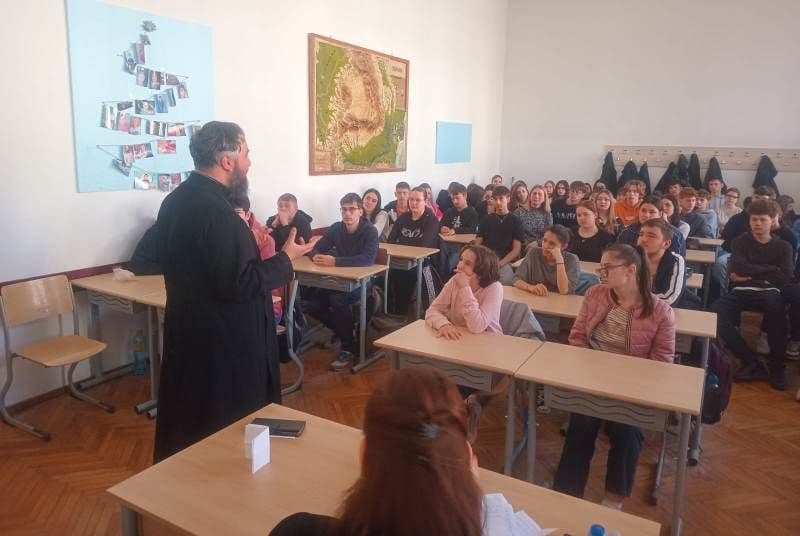 Conferință pro vita „Echitate, egalitate și sprijin din prima secundă a vieții” în liceele din Dorohoi