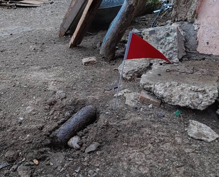 Proiectil găsit de un bărbat în curtea casei