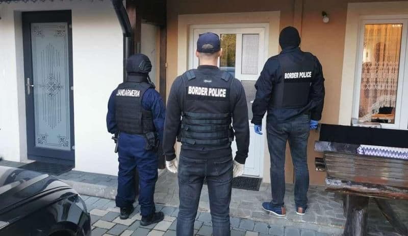 Trei mandate de percheziție domiciliară și țigări confiscate de polițiști la Todireni 