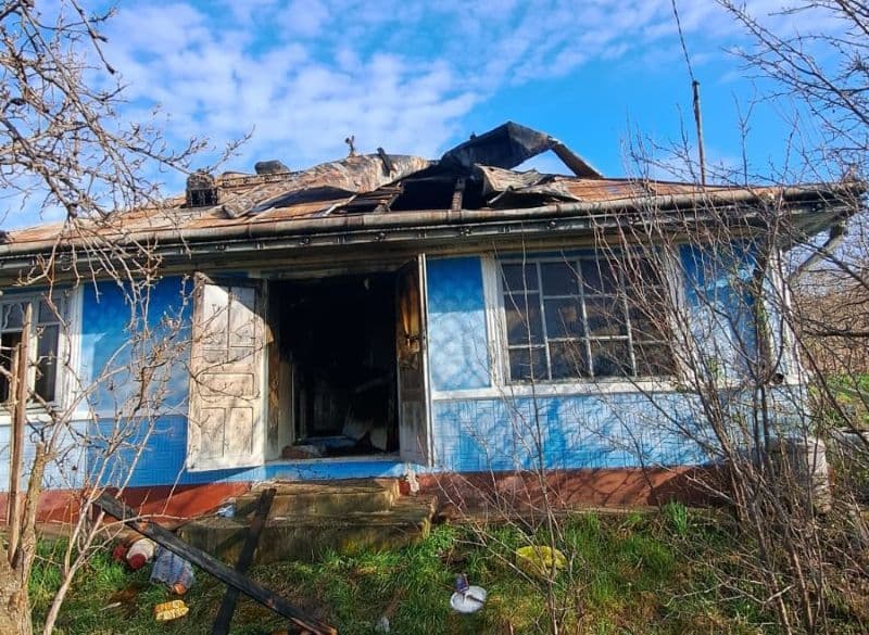 Tragic! Un bărbat și-a pierdut viața într-un incendiu izbucnit după ce a adormit în timp ce fuma