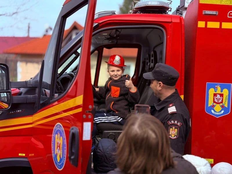 Pompierii, prietenii copiilor. Acțiune desfășurată la o grădiniță din județ - FOTO