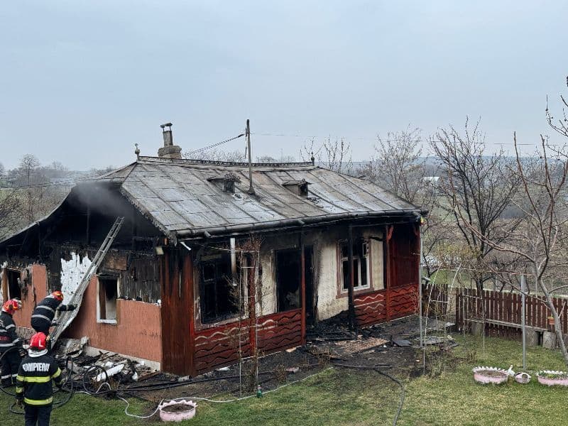 Casă din Vlădeni distrusă într-un incendiu, în această dimineață - FOTO