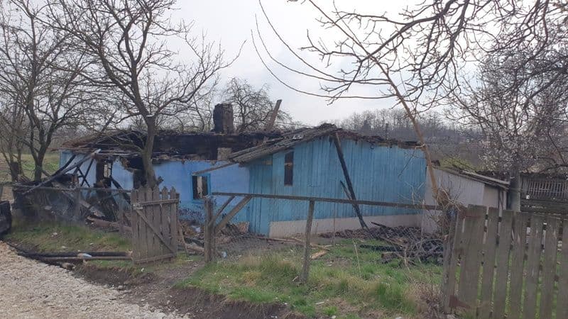 Casa unei bătrâne a fost cuprinsă de flăcări după ce soba supraîncălzită a produs un incendiu 