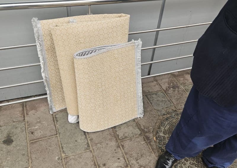 Persoane care comercializau produse textile pe o stradă din Dorohoi sancționate de polițiștii locali
