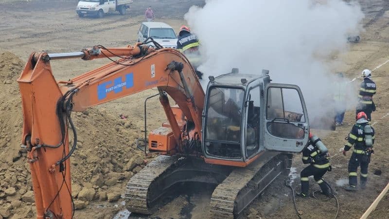 Un untilaj a luat foc în timp ce executa lucrări de excavare pe o stradă din Dorohoi