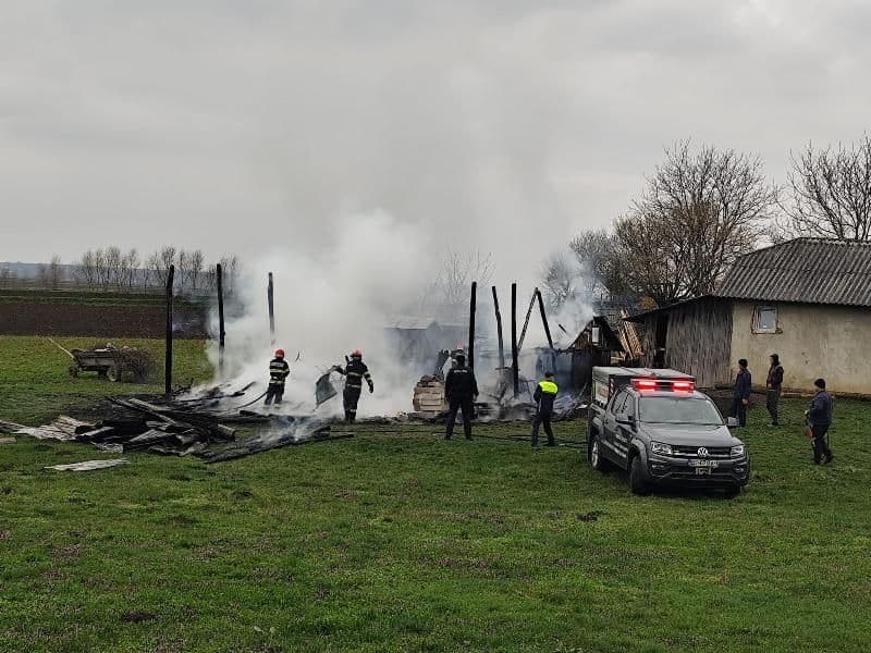 Un adăpost de animale și o tonă de furaje au fost cuprinse de flăcări la Alba