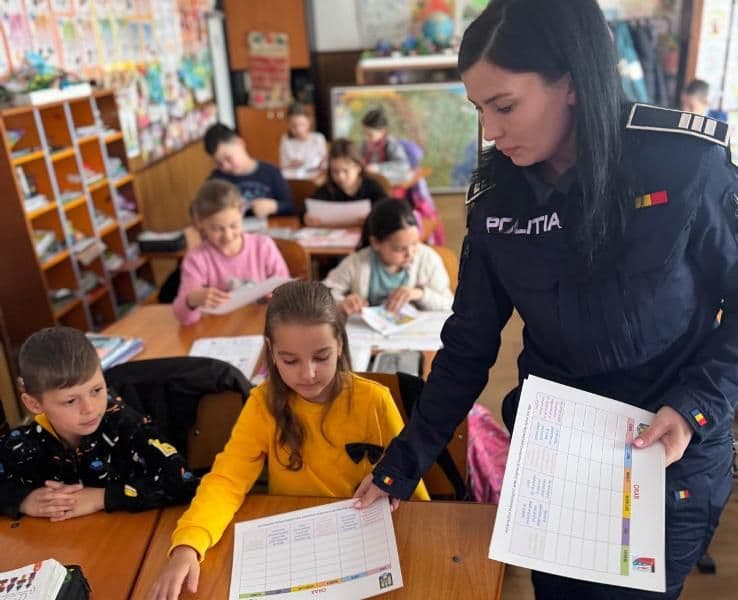 Polițiştii botoşăneni alături de copii, în „Școala siguranţei Tedi”