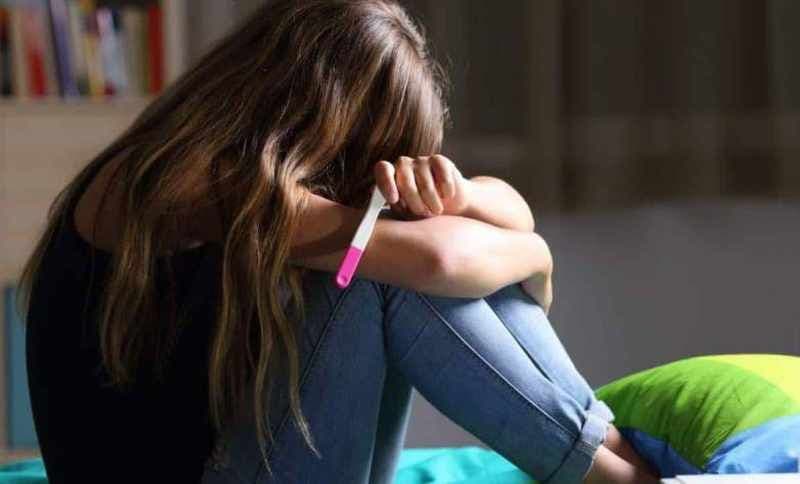O elevă de 15 ani din Botoşani a aflat că este însărcinată, după ce i s-a făcut rău la şcoală