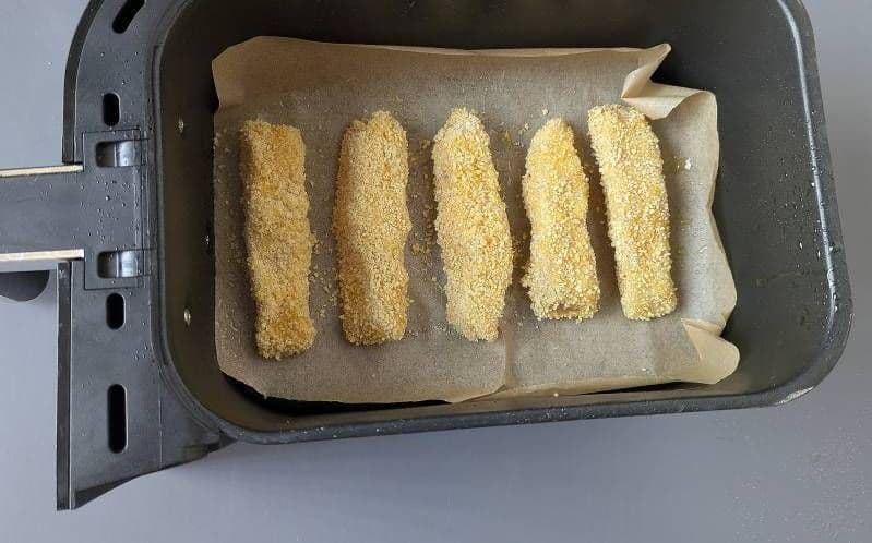 Batoane crocante de pește în friteuza cu aer