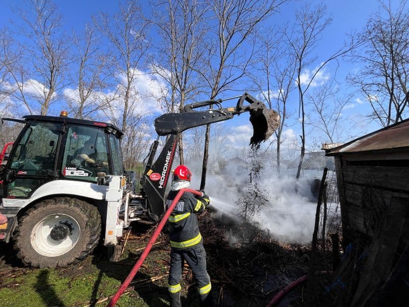 Incendiu violent produs într-o gospodărie din județul Botoșani