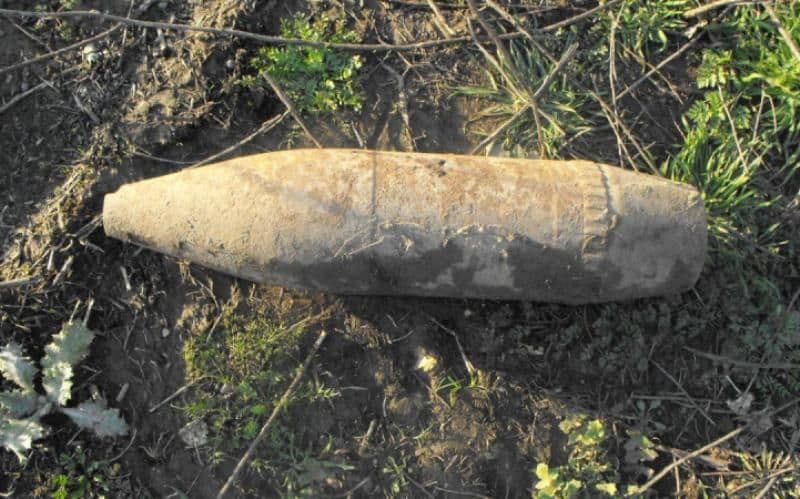 Un proiectil neexplodat a fost găsit într-o pădure din Botoşani, de un bărbat care culegea ciuperci