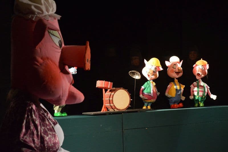 Spectacolul „Cei trei purceluşi” pus în scenă de Teatrul „Vasilache” Botoșani