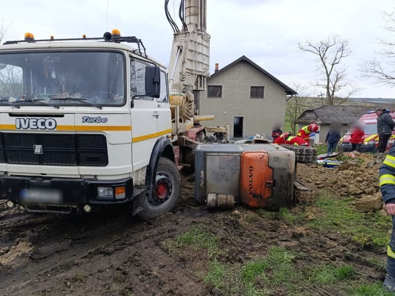 Tragedie în Viișoara Mică! Un bărbat de 35 de ani și-a pierdut viața după ce s-a răsturnat cu un utilaj
