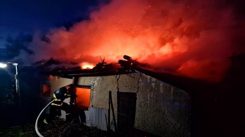 Casă cuprinsă de flăcări la Dragalina din cauza unui coș de fum neizolat