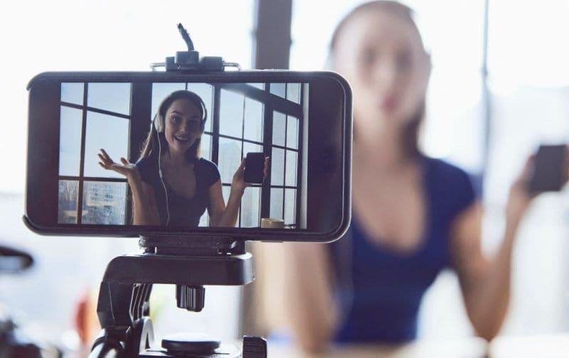 Adolescenții sub 16 ani nu vor mai putea face live-uri pe Instagram fără acordul părinților