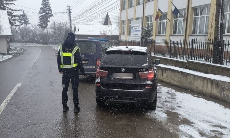 Tânără la volanul unui autoturism radiat din circulaţie, descoperită în trafic de către polițiștii de frontieră dorohoieni