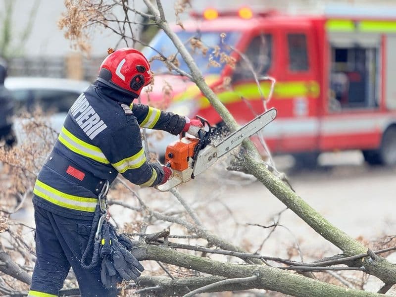 Tencuială desprinsă de pe blocuri, copaci doborâți, localități fără curent electric din cauza vântului. Pompierii au intervenit 